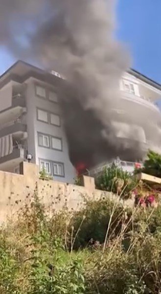 alanyada-5-katli-binada-korkutan-yangin