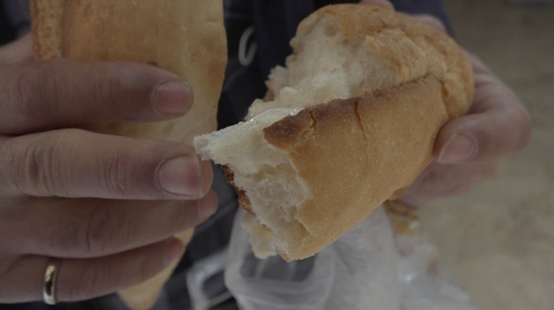 aldigi-ekmegin-icinden-cikan-poset-parcasi-ile-sok-oldu