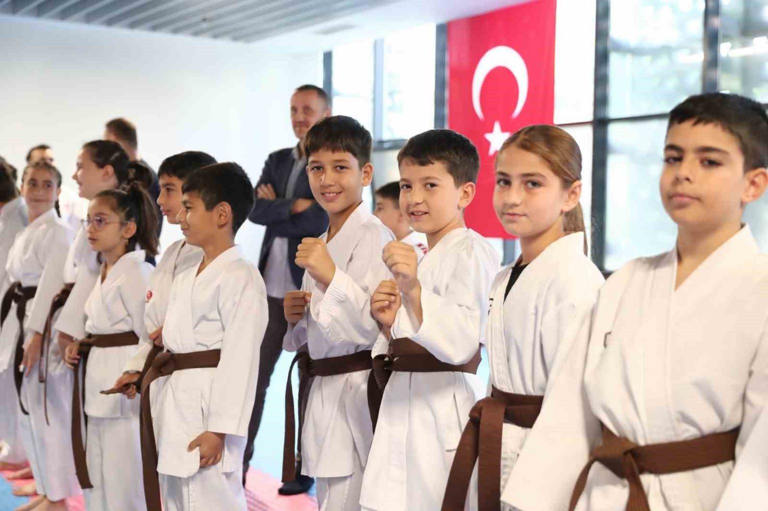 aliaga-belediyesi-karate-kursunda-75-sporcu-yeni-kusagina-kavustu