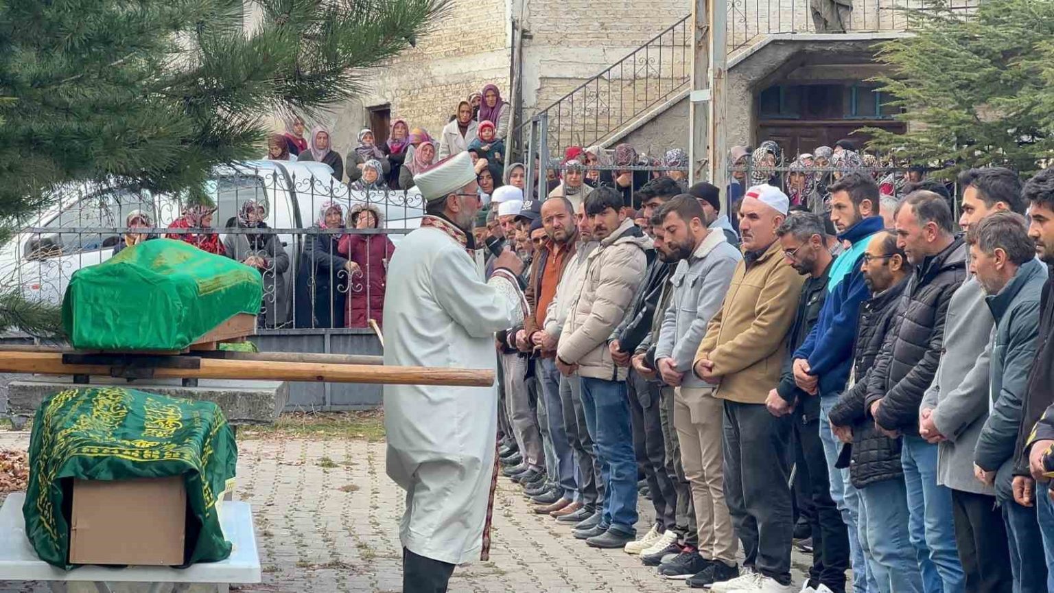 anne-ve-kizlari-gozyaslariyla-son-yolculuguna-ugurlandi