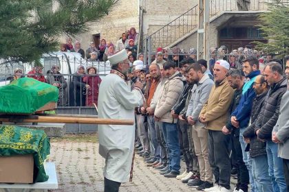 anne-ve-kizlari-gozyaslariyla-son-yolculuguna-ugurlandi