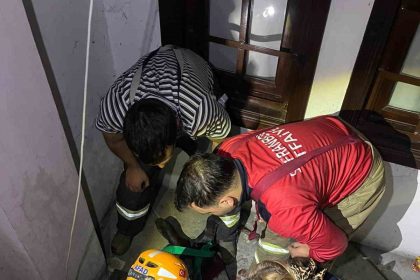 apartman-bosluguna-duserek-yaralanan-yasli-adami-ekipler-kurtardi