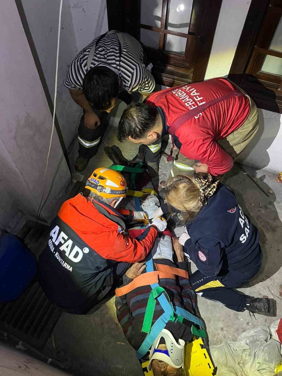 apartman-bosluguna-duserek-yaralanan-yasli-adami-ekipler-kurtardi