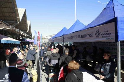 aydin-buyuksehir-belediyesi-binlerce-kislik-fideyi-kusadalilar-ile-bulusturdu