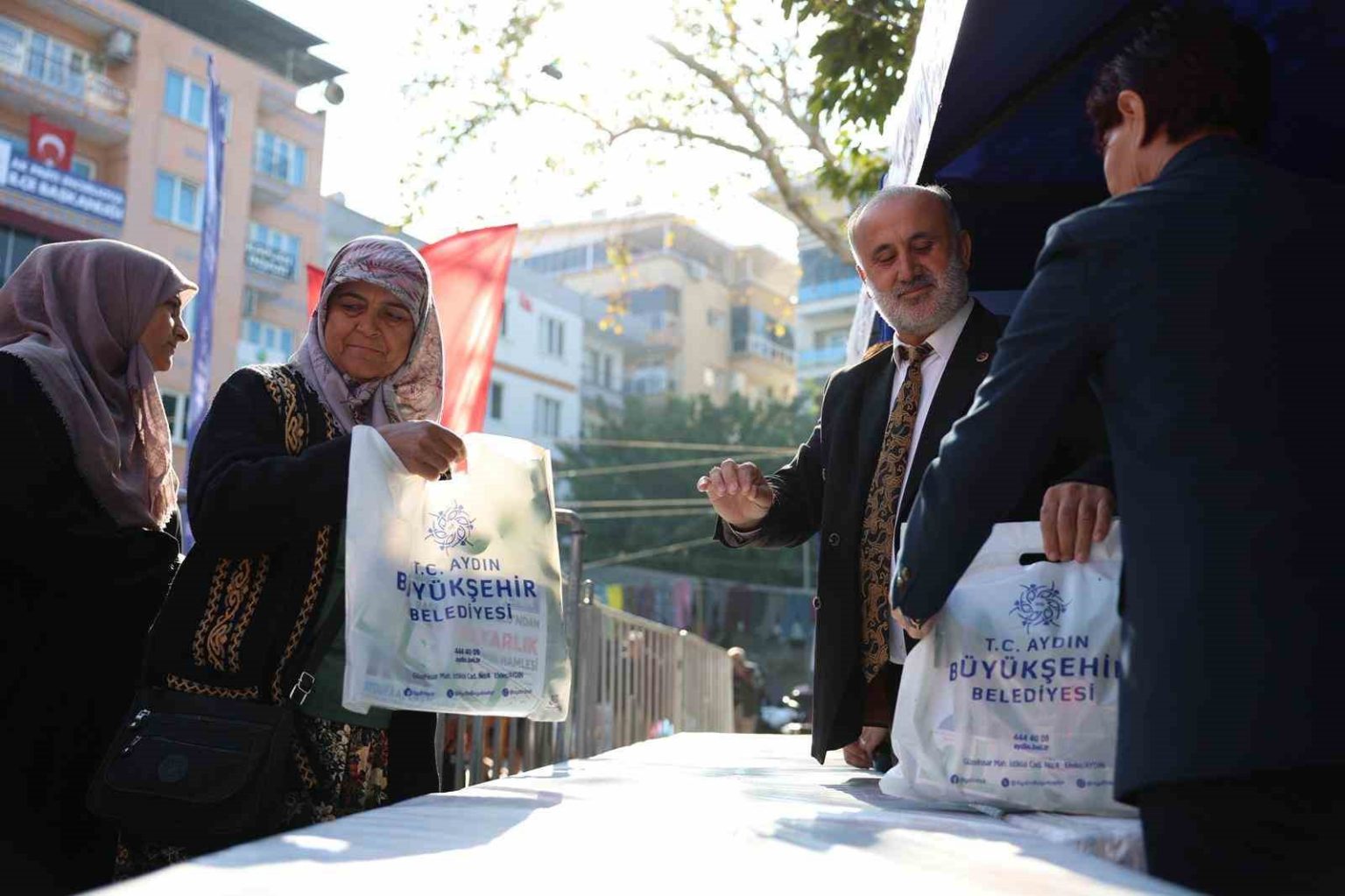 aydin-buyuksehirin-kislik-fideleri-incirliovada-vatandaslara-dagitildi