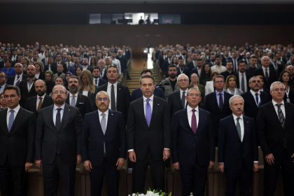 bakan-bayraktar-enerjide-bagimsiz-bir-turkiye-hedefinde-en-onemli-gorev-enerji-uzmanlarina-dusuyor