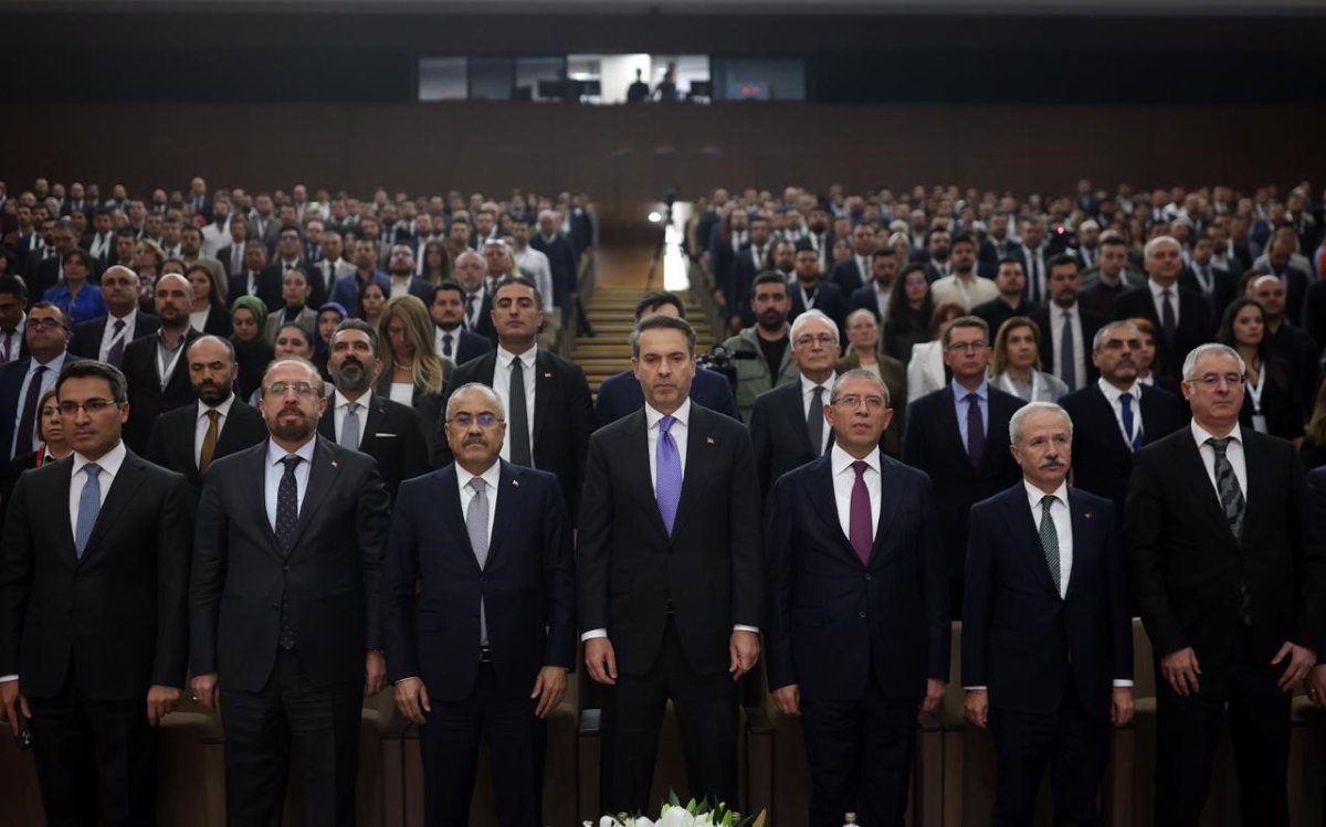 bakan-bayraktar-enerjide-bagimsiz-bir-turkiye-hedefinde-en-onemli-gorev-enerji-uzmanlarina-dusuyor