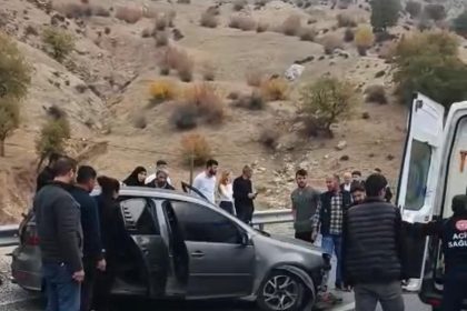 batmanda-trafik-kazasi-surucu-bariyerlere-carpan-aracta-sikisti