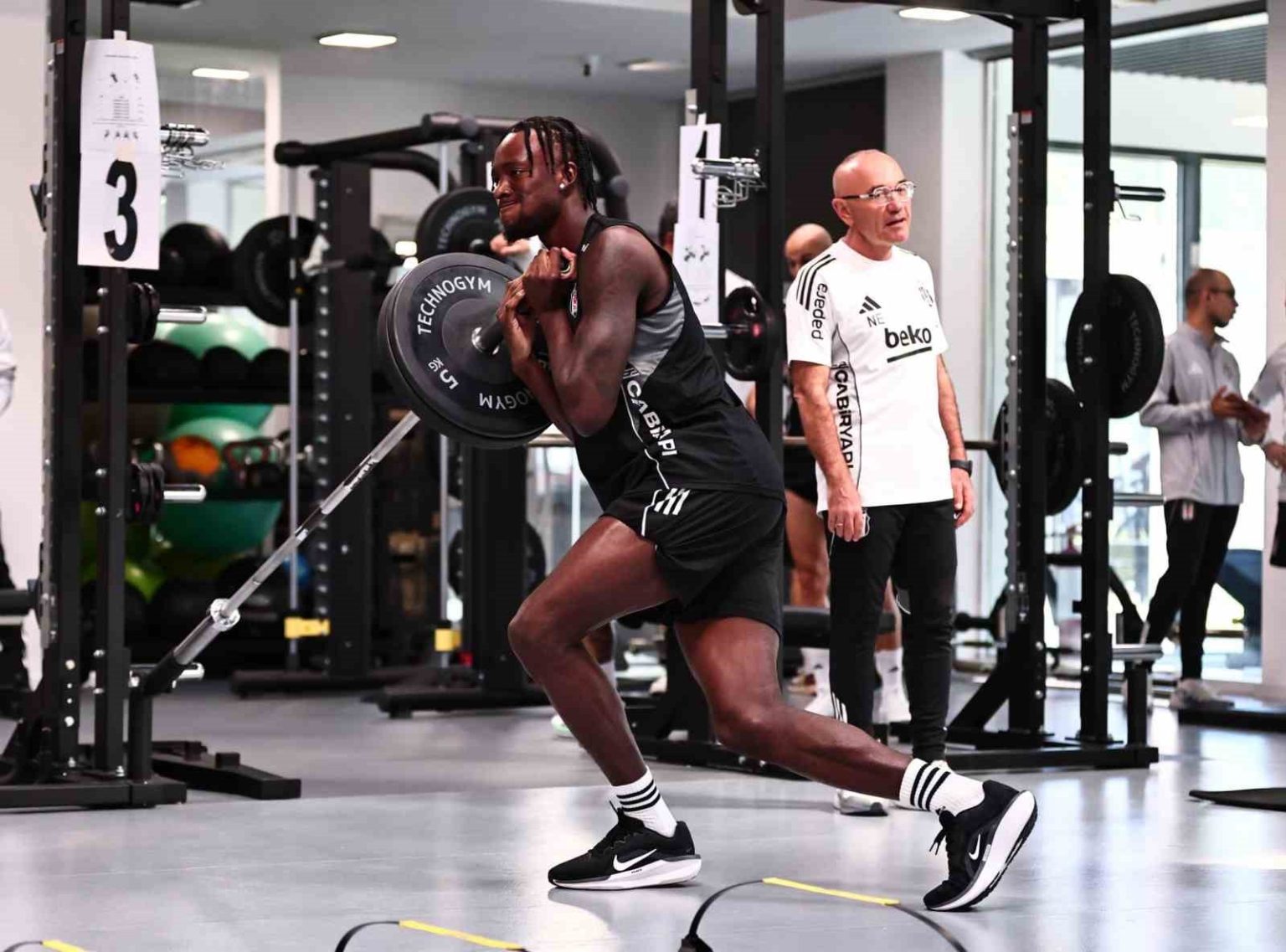 besiktas-gunun-ilk-calismasini-salonda-yapti