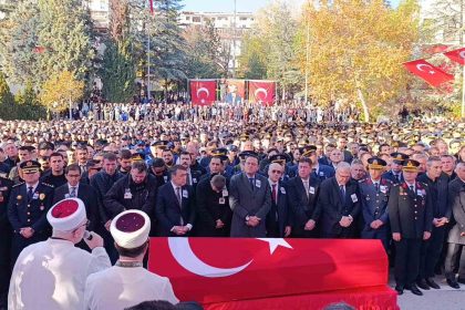 bilecik-sehidini-15-bin-kisi-ile-ugurladi