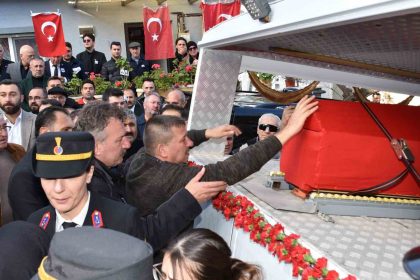 bilecikli-sehidin-evinde-helallik-alinirken-kardesi-abisinin-uniformasini-giydi