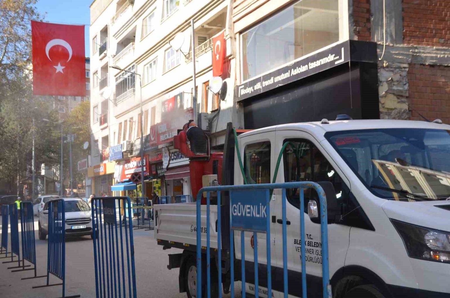 bilecikte-her-yer-sehit-icin-gul-suyu-kokuyor