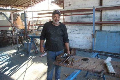 bozulan-tarim-aletlerini-tamir-ederek-yeniden-kullanima-sunuyor