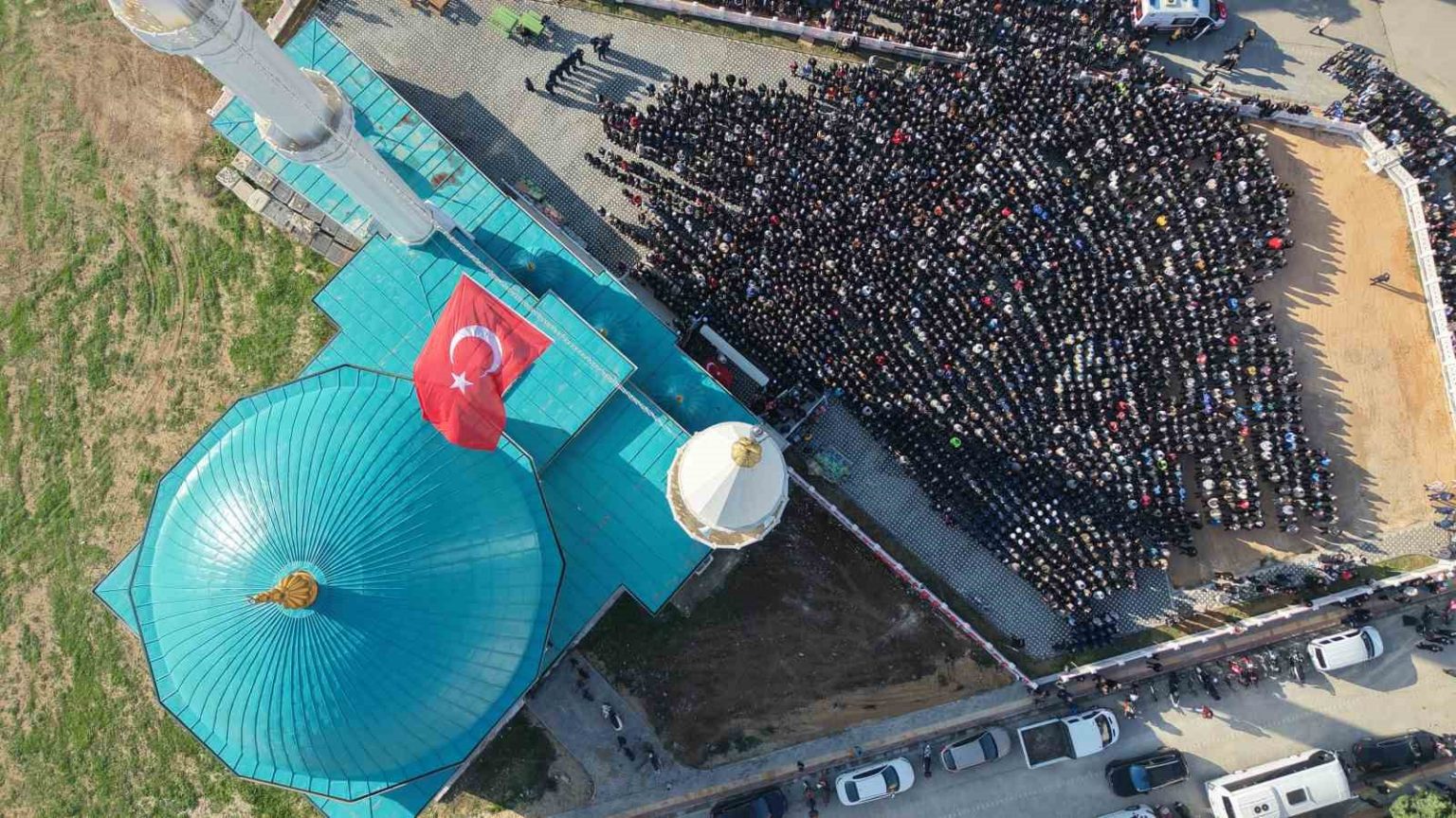 bursali-sehit-binbasiyi-binlerce-kisi-ugurladi