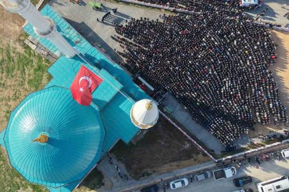 bursali-sehit-binbasiyi-binlerce-kisi-ugurladi