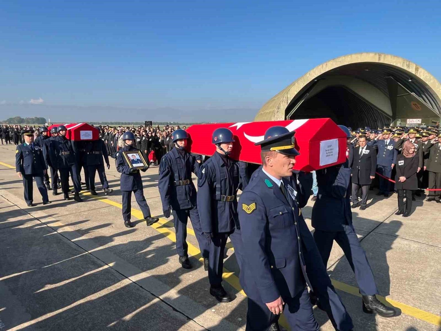 bursali-sehitler-yenisehir-havalimanina-getirildi