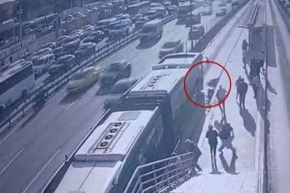 cevizlibagda-metrobus-engelli-yolcuya-carpti-yasli-adam-hayatini-kaybetti-o-anlar-kamerada