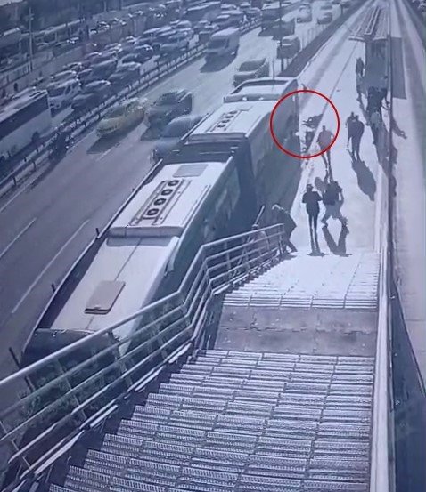 cevizlibagda-metrobus-engelli-yolcuya-carpti-yasli-adam-hayatini-kaybetti-o-anlar-kamerada