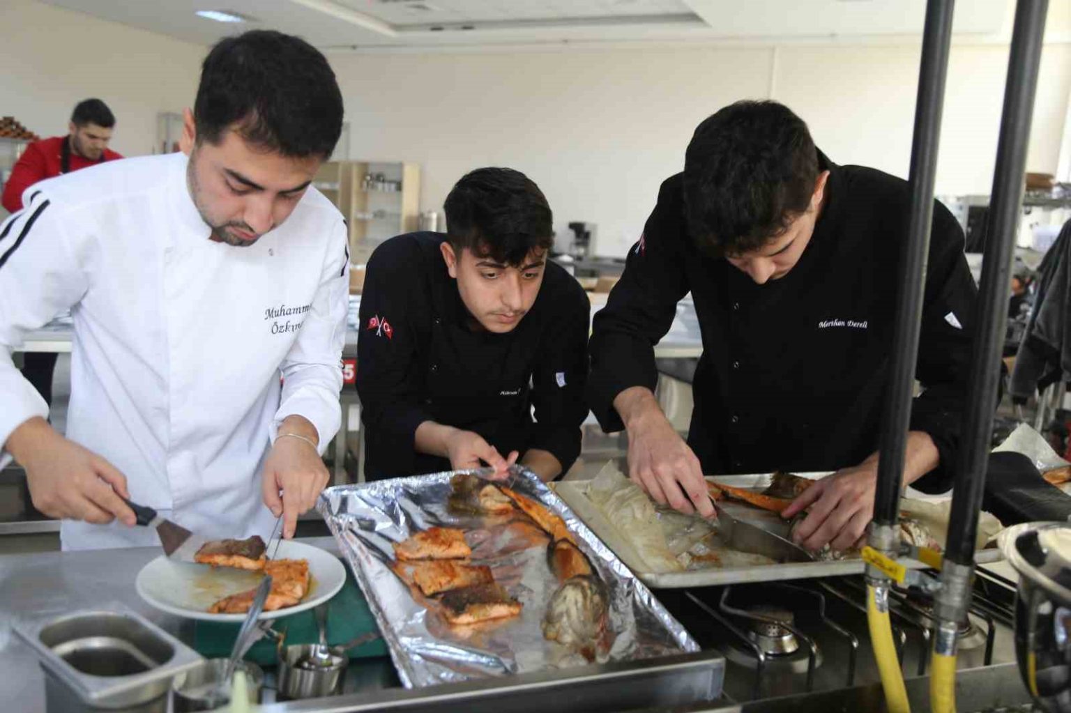 coruhun-incisi-somon-genc-sef-adaylarinin-ellerinde-yaristi