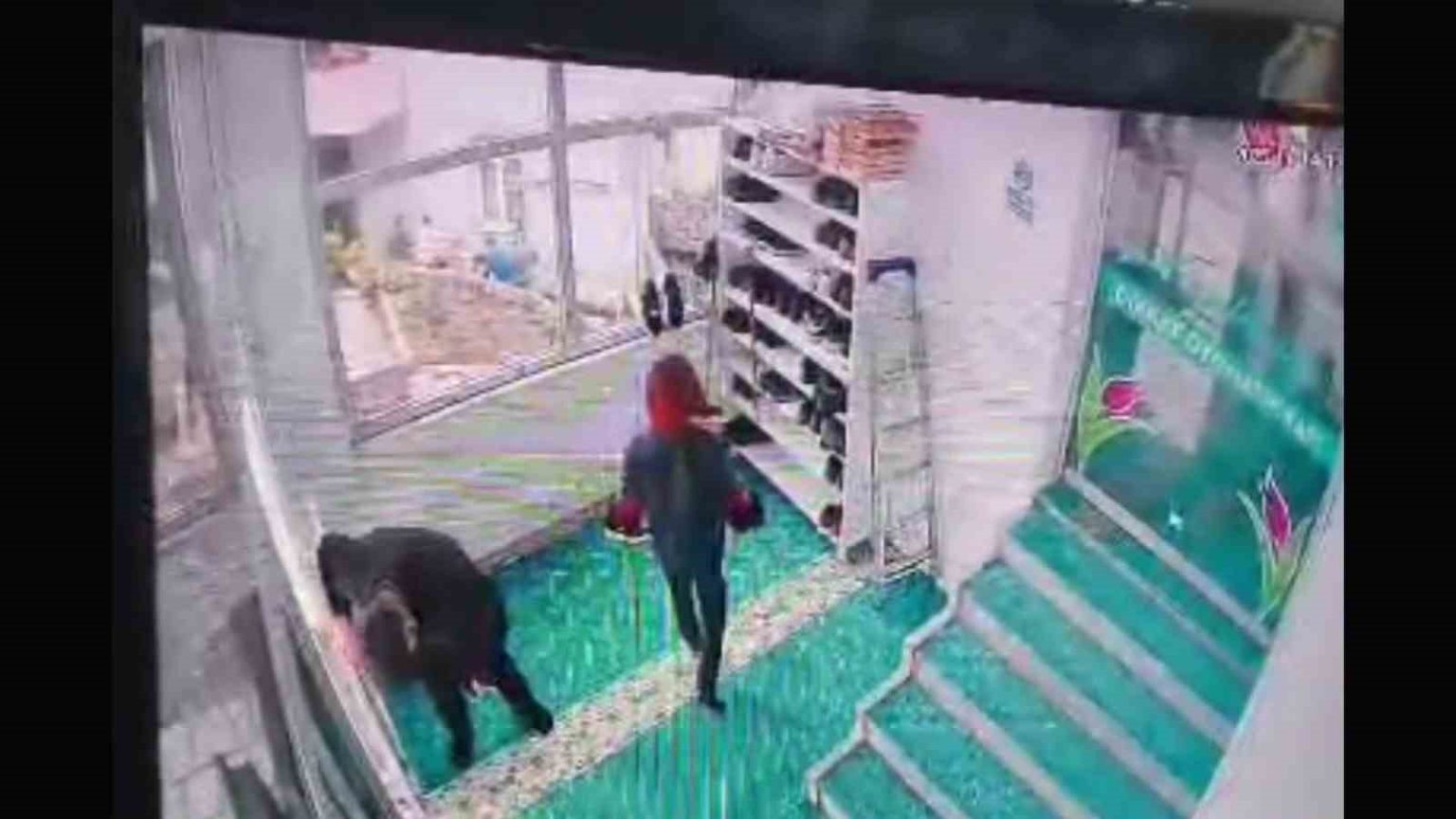 cuma-namazi-icin-geldigi-camide-kalp-krizi-gecirdi-o-anlar-kamerada