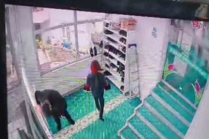 cuma-namazi-icin-geldigi-camide-kalp-krizi-gecirdi-o-anlar-kamerada