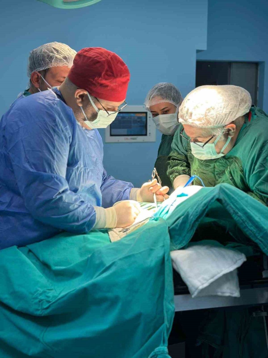 derecik-devlet-hastanesinde-ilk-guatr-ameliyati-basariyla-gerceklestirildi