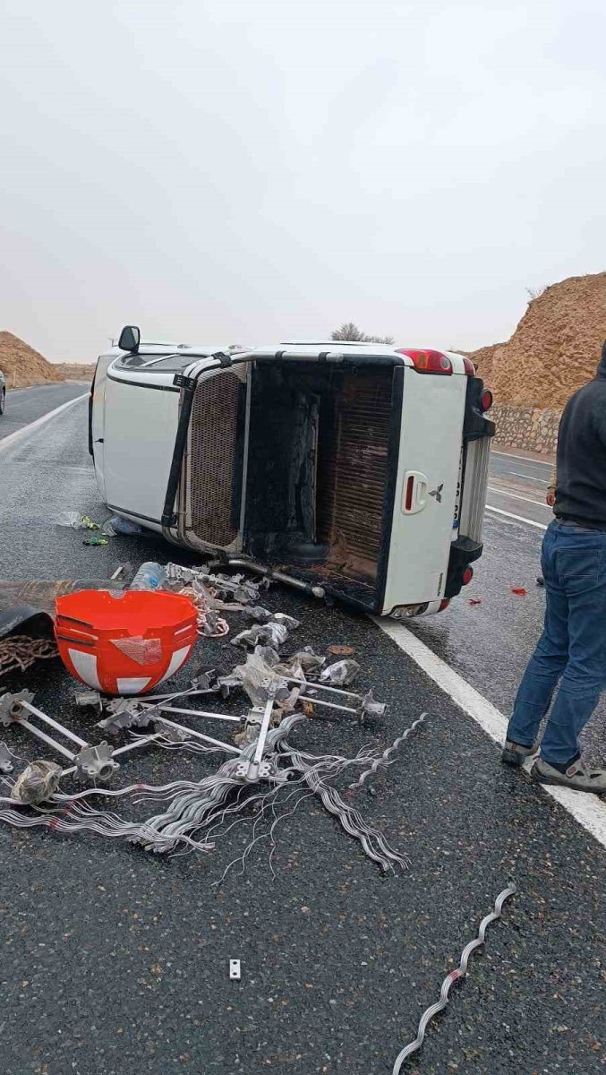 elazigda-kaygan-yolda-kamyonet-devrildi