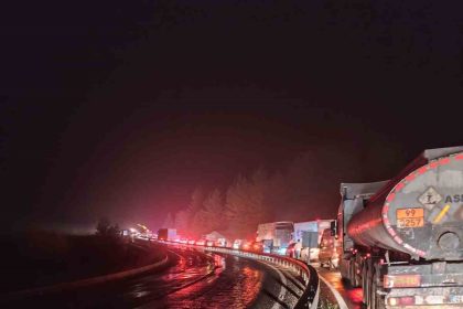 elazigda-tir-devrildi-kilometrelerce-arac-kuyrugu-olustu