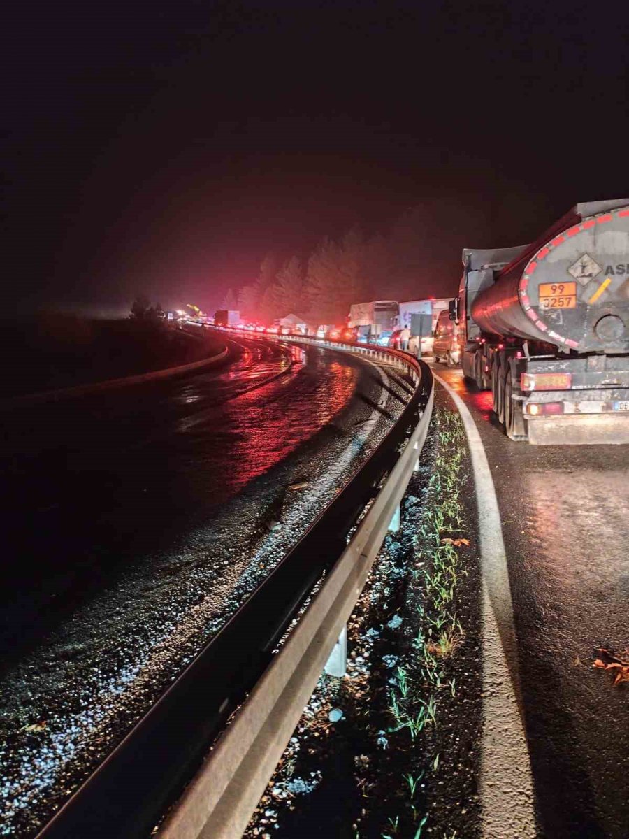 elazigda-tir-devrildi-kilometrelerce-arac-kuyrugu-olustu