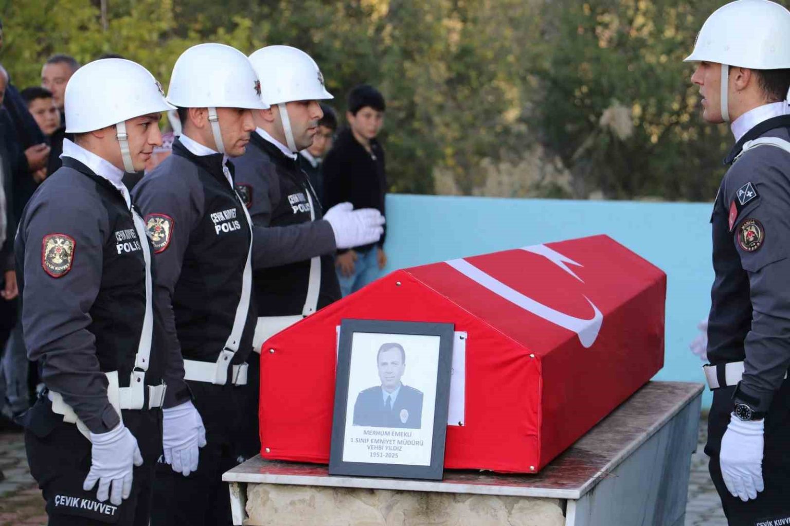 emekli-emniyet-muduru-dualarla-topraga-verildi