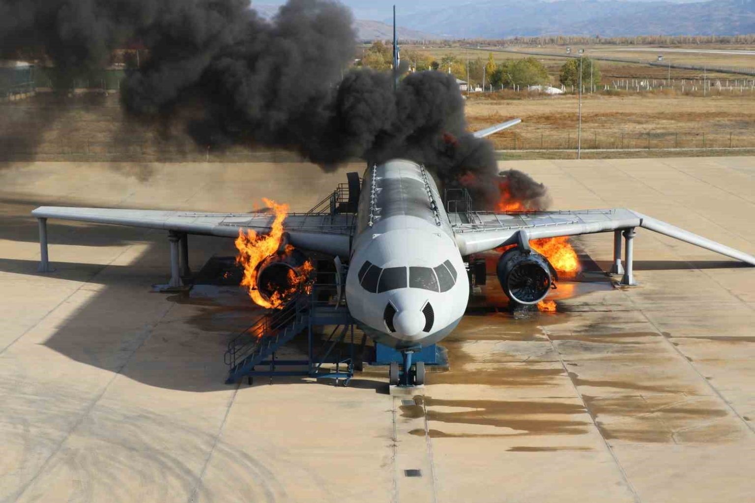 erzincan-havalimaninda-gercekci-ucak-yangin-tatbikati-yapildi