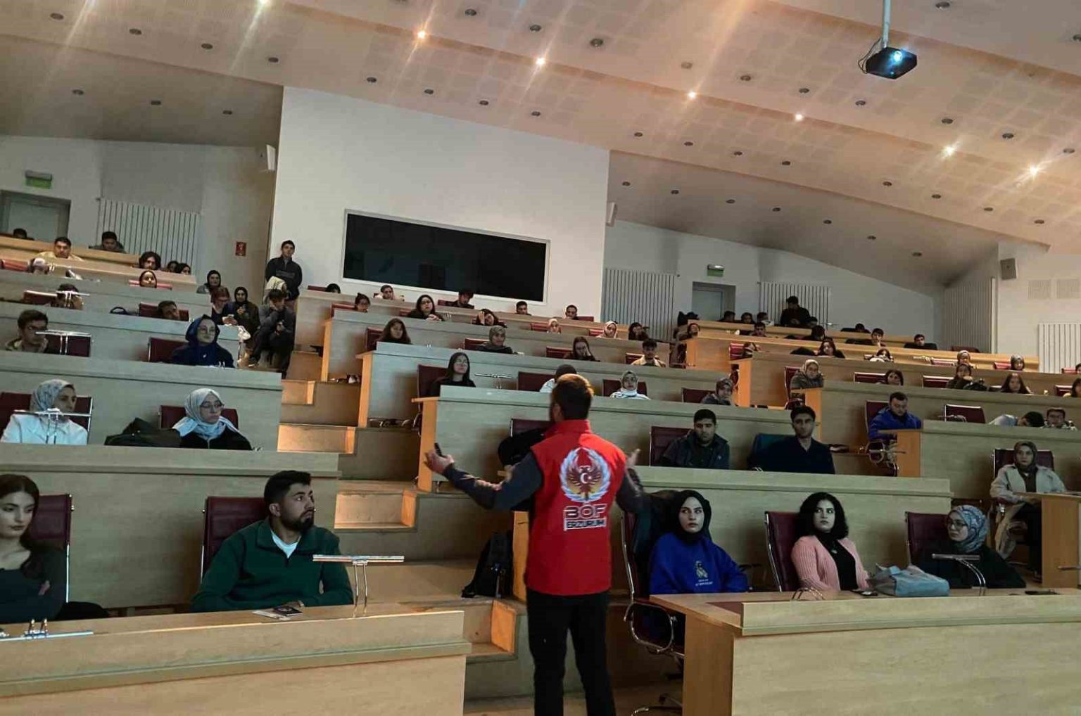 erzurum-polisinden-genclere-guvenli-gelecek-bilgilendirmesi