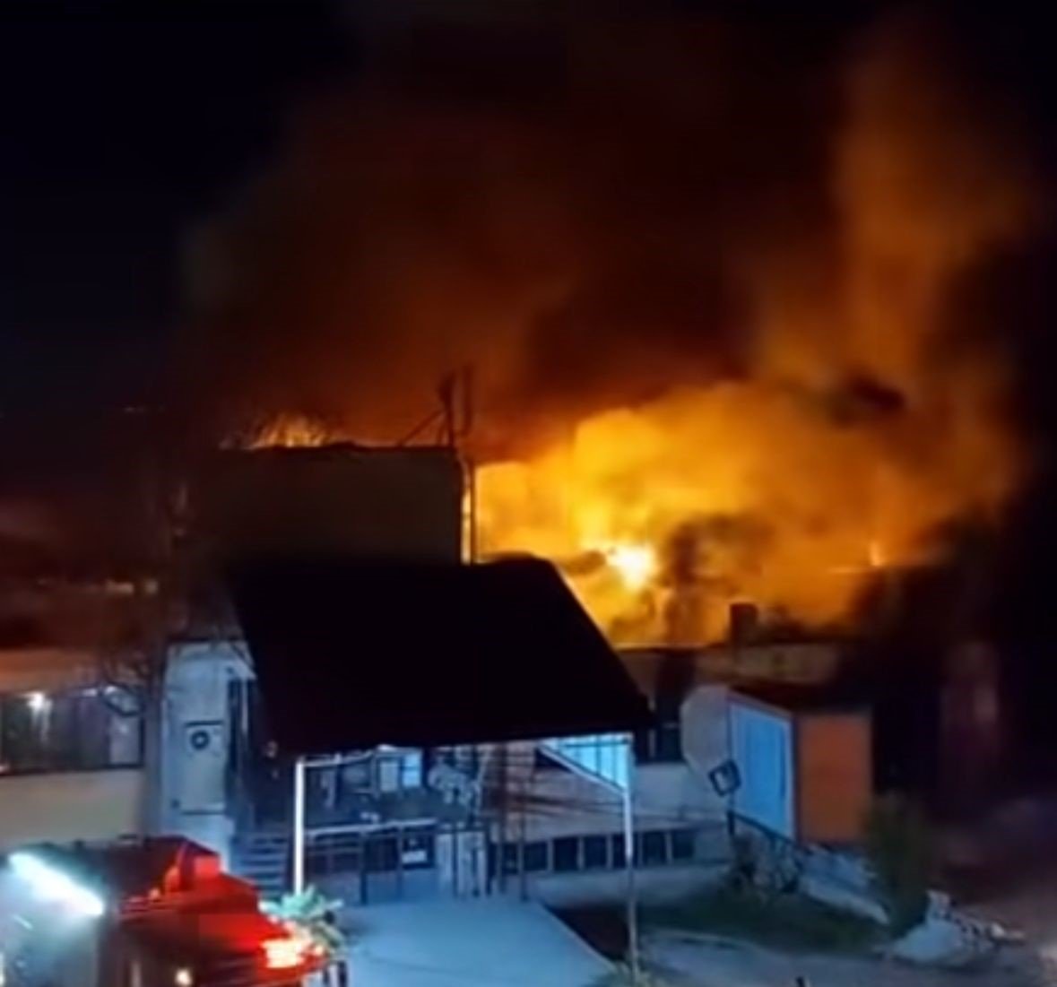 fabrika-yerleskesinde-cikan-yanginda-6-isyeri-zarar-gordu