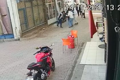 genclerin-kavgasi-kanli-bitti-bicaklayip-hicbir-sey-olmamis-gibi-uzaklasti