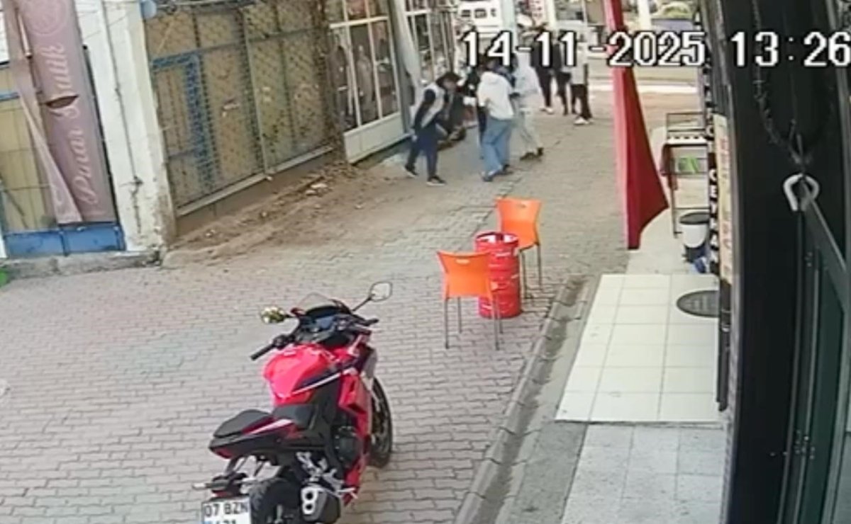 genclerin-kavgasi-kanli-bitti-bicaklayip-hicbir-sey-olmamis-gibi-uzaklasti