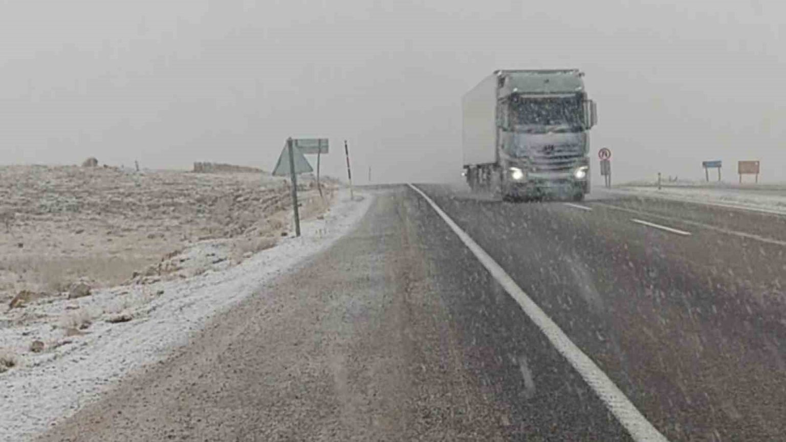 gurunde-kar-yagisi-etkili-oldu-gorus-mesafesi-yer-yer-50-metreye-dustu