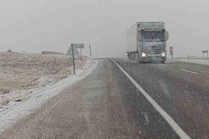 gurunde-kar-yagisi-etkili-oldu-gorus-mesafesi-yer-yer-50-metreye-dustu