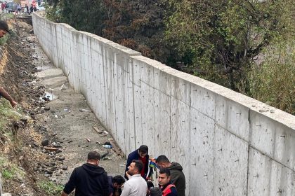 hafif-ticari-aracin-carptigi-genc-kadin-kanala-duserek-hayatini-kaybetti