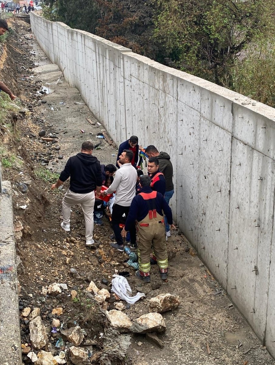 hafif-ticari-aracin-carptigi-genc-kadin-kanala-duserek-hayatini-kaybetti