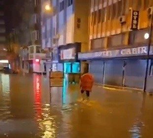 hatayda-saganak-yagis-caddeleri-gole-cevirdi