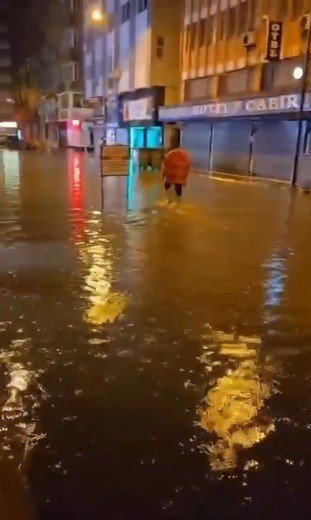 hatayda-saganak-yagis-caddeleri-gole-cevirdi