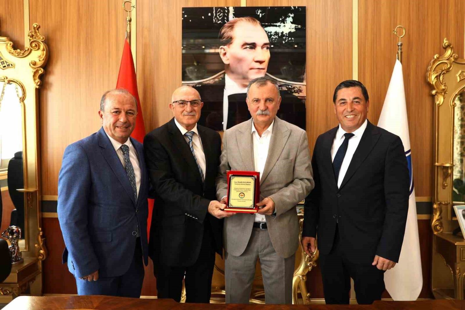 hemsehri-derneklerinden-baskan-balabana-anlamli-plaket