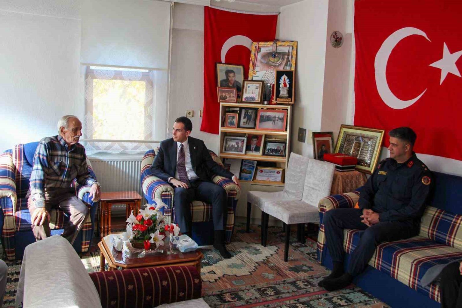 hisarcik-kaymakami-erkan-atamdan-sehit-mezarina-ve-ailesine-ziyaret