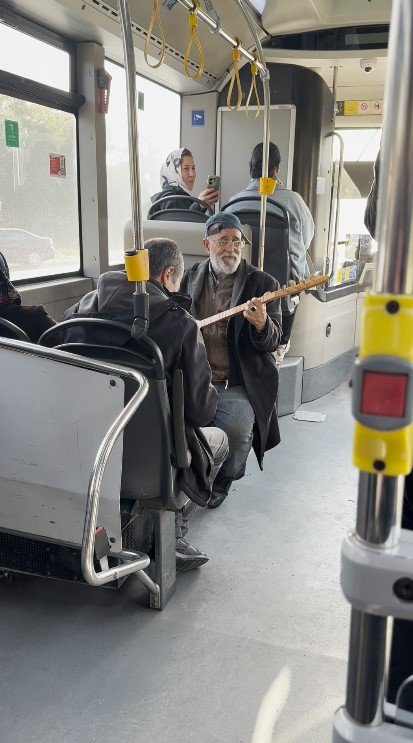 iett-otobusunde-turku-molasi-yolcular-hem-sasirdi-hem-keyif-aldi