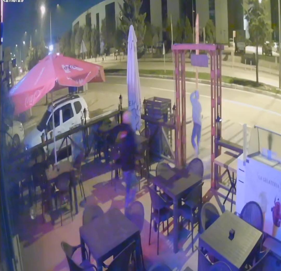 isyerine-defalarca-giren-hirsizi-sopayla-kovaladi-o-anlar-kamerada