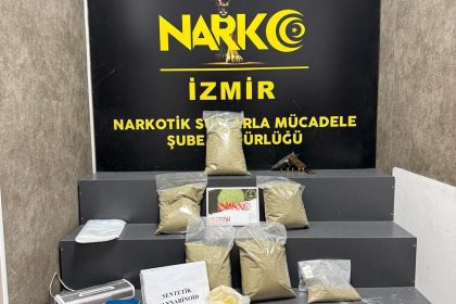 izmirde-torbacilara-operasyonda-yuklu-miktarda-uyusturucu-ele-gecirildi