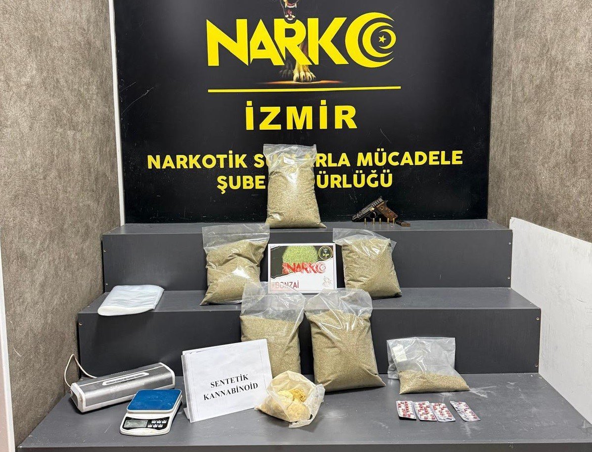 izmirde-torbacilara-operasyonda-yuklu-miktarda-uyusturucu-ele-gecirildi