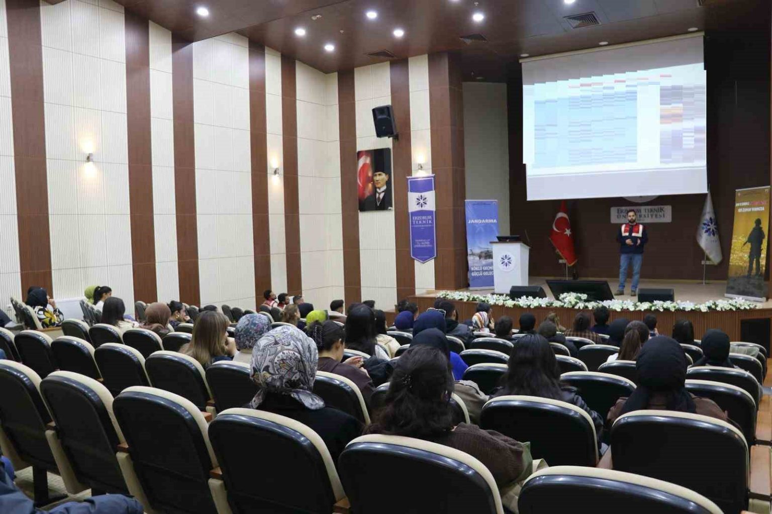 jandarma-ekipleri-ogrencileri-madde-bagimliligi-konusunda-bilgilendirdi