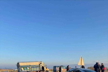 kamyonet-ile-otomobil-carpisti-6-kisi-yaralandi