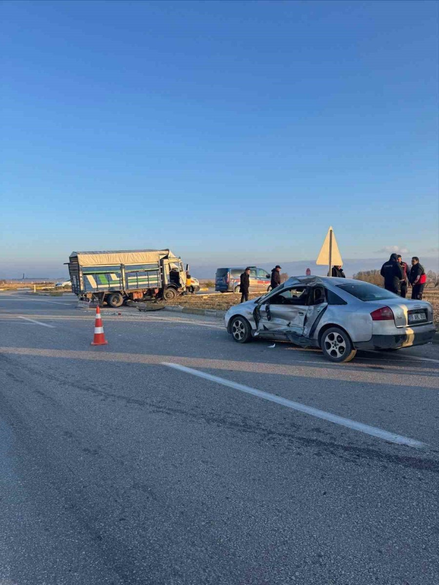 kamyonet-ile-otomobil-carpisti-6-kisi-yaralandi